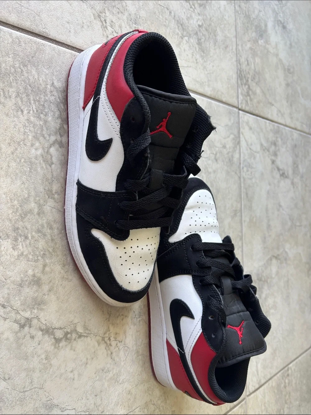 Jordan Kids Low-Top Sneakers in Black, White and Red